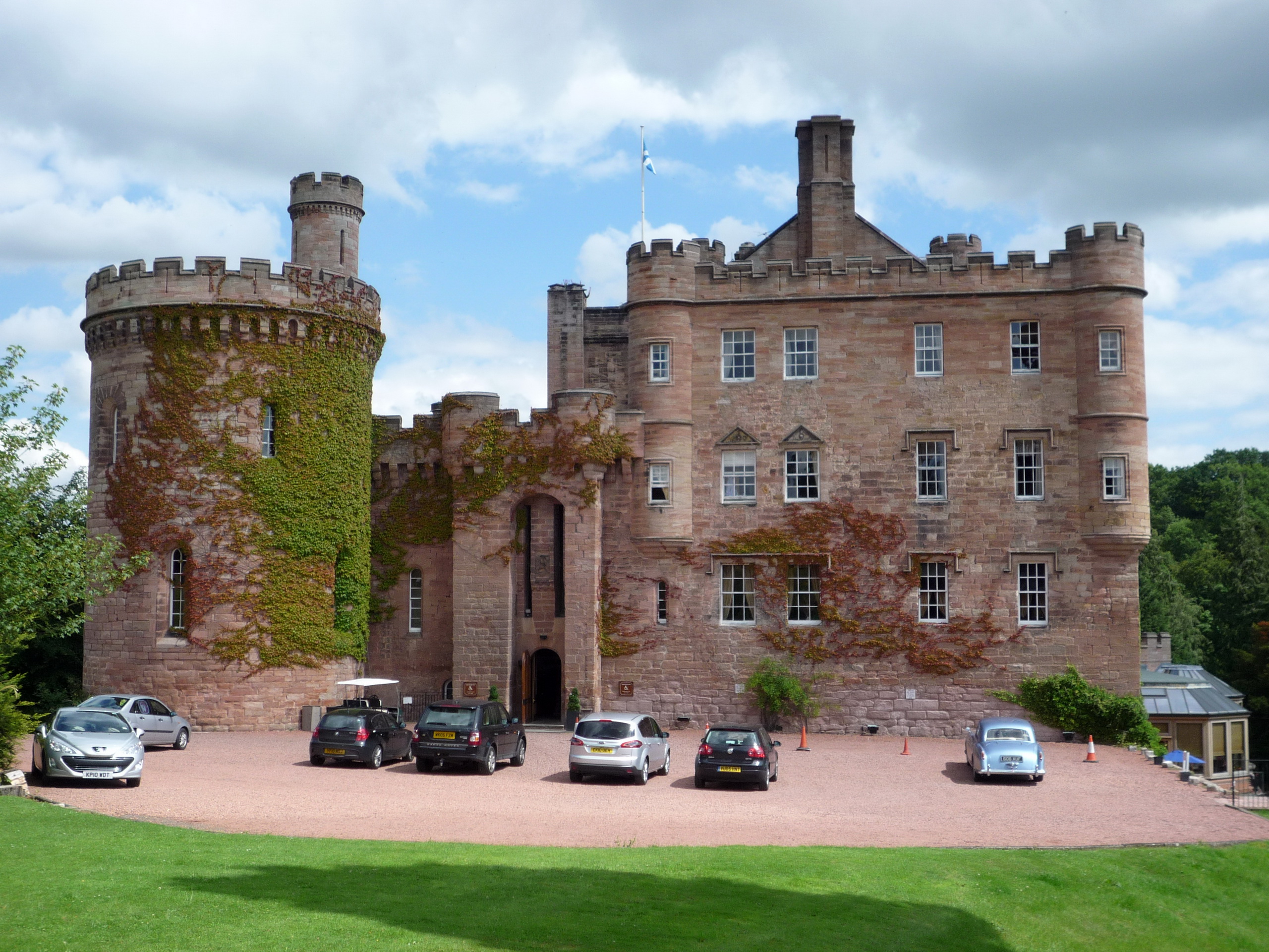 Замок Далхаузи в Шотландии