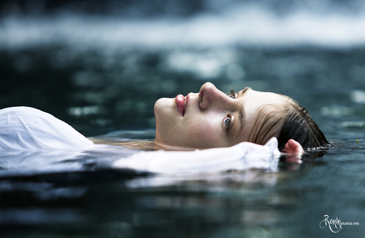 Девушка лежит на воде фото