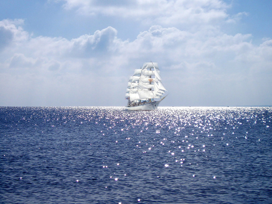 Фото белый корабль