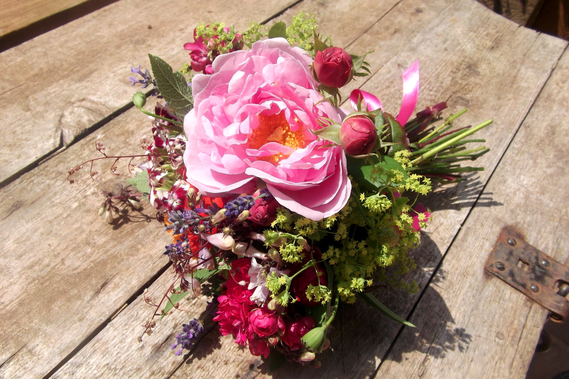 Букет цветов на деревянном столе