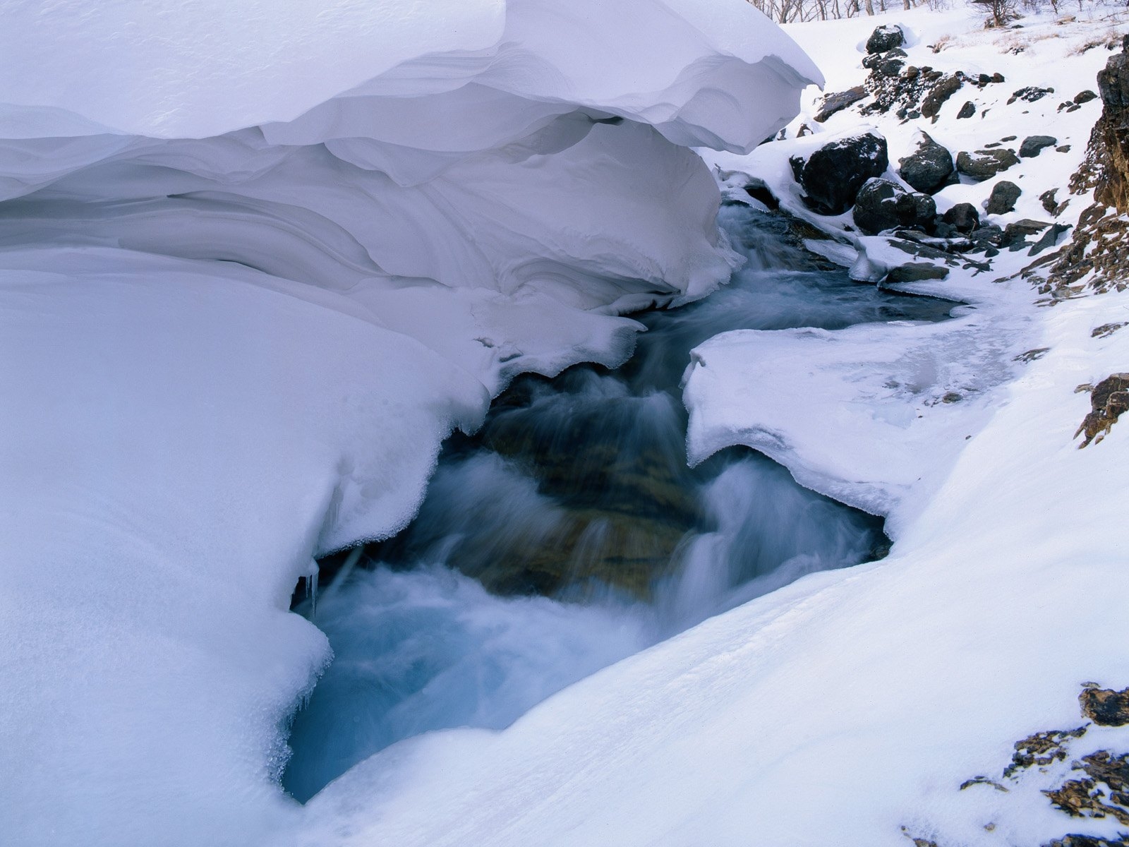 Зимняя река подо льдом
