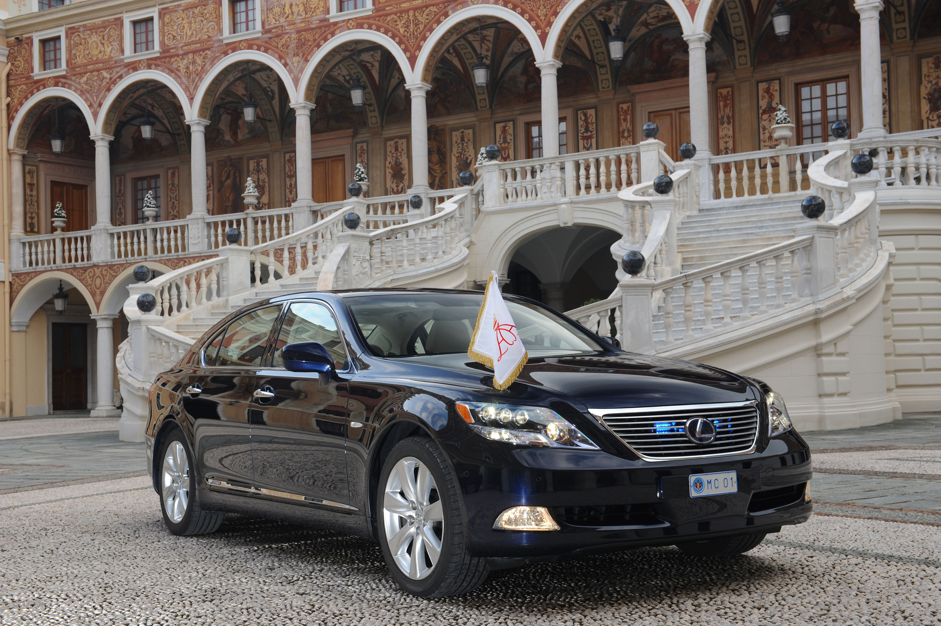 Royal lqt. Лексус 600. Лексус 600hl лимузин. Машина Лексус 600. Королевский автомобиль.