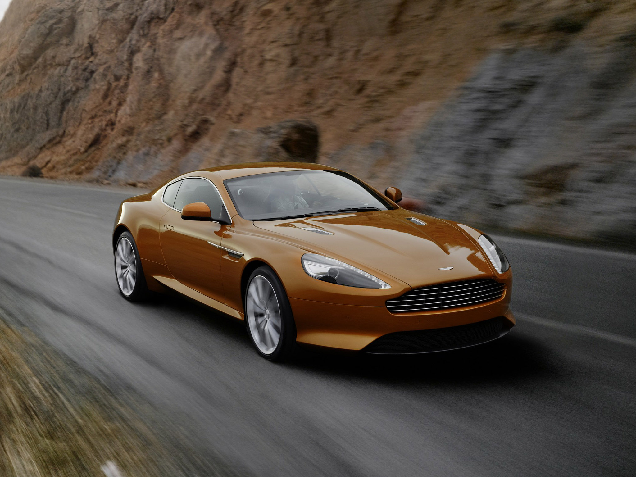 Коричневая машина. Aston Martin Virage 2012. Aston Martin Virage 2011. Астон Мартин Virage. Aston Martin Virage Coupe.