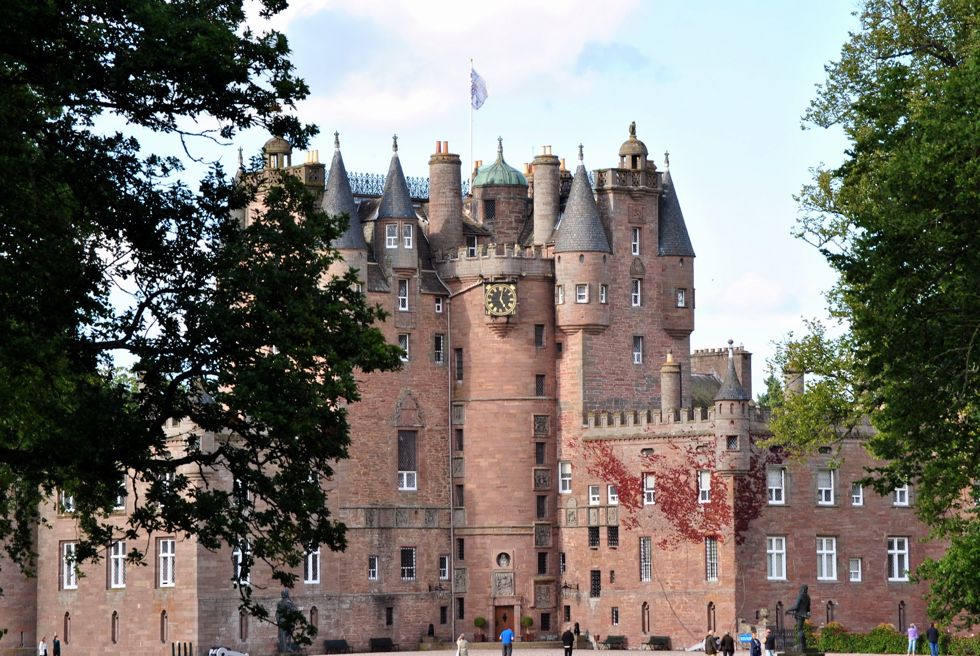 Поставь castle. Замок Глэмис Шотландия. Замок Глэмис (г. Форфар). Замок Гламис в городе Данди Шотландия. Замок Глэмис внутри.