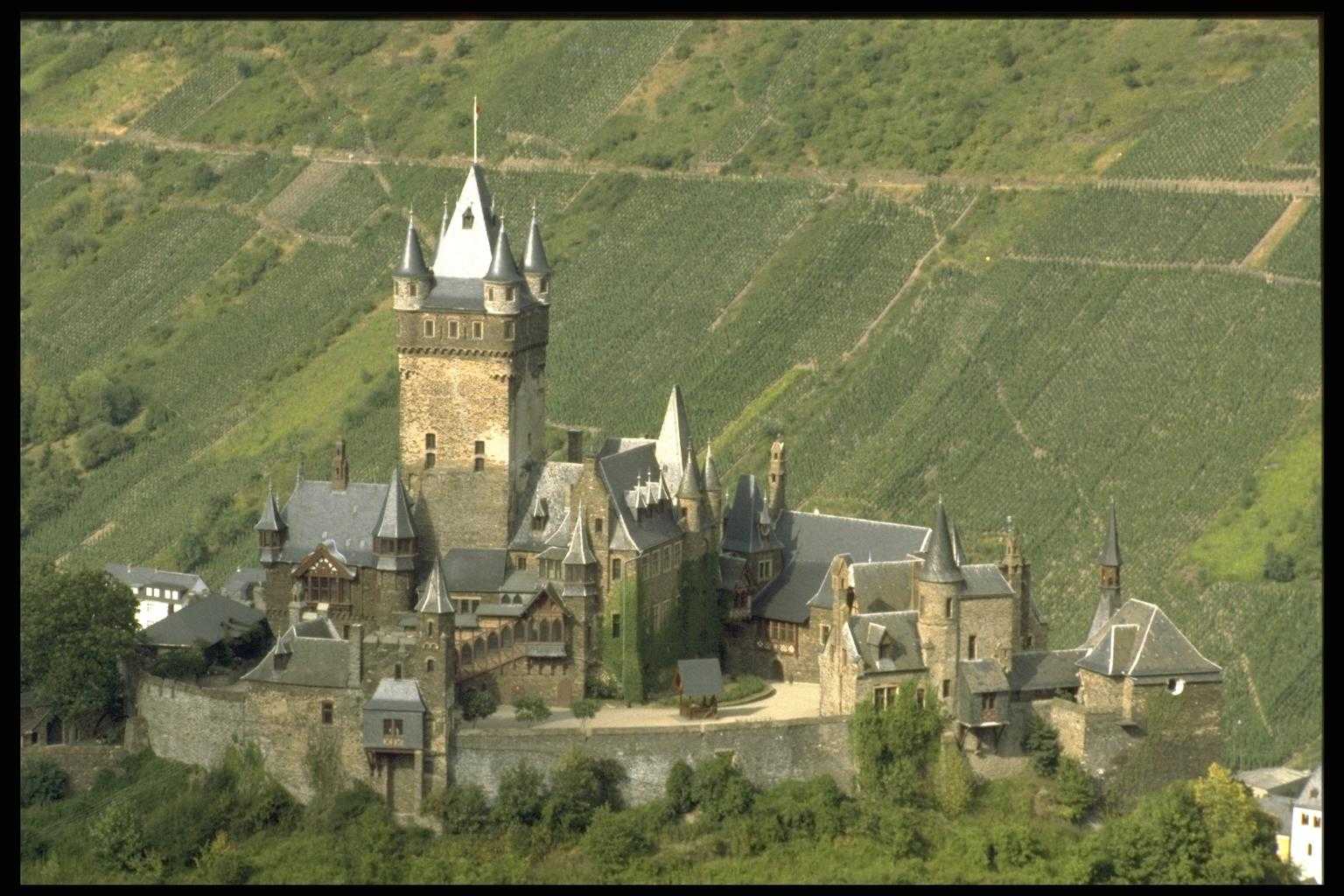 Нове замки. Замок в городе. Castle pics.