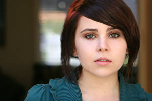 Обои Смотрят mae whitman Знаменитости