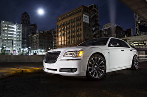 Картинка Chrysler Фары Белый Ночные 2013 300 Motown Edition Города